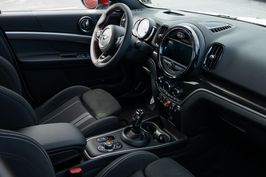 Интерьер Mini John Cooper Works Countryman (F60) 2017 года  (NA) (фото 4 из 40)